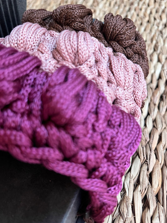 papete em crochê na rua, na chuva, na fazenda tricolor