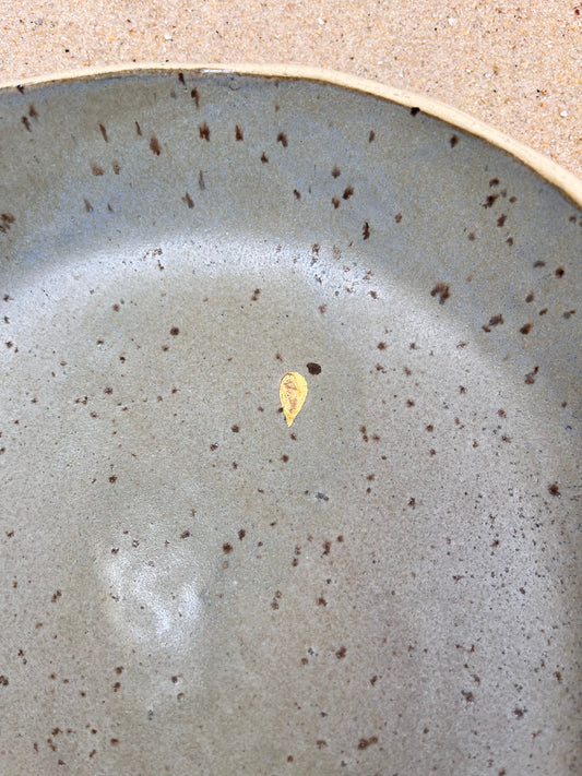 coleção cicatrizes | prato raso gota no céu de brigadeiro