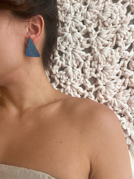 brinco azul da cor do mar