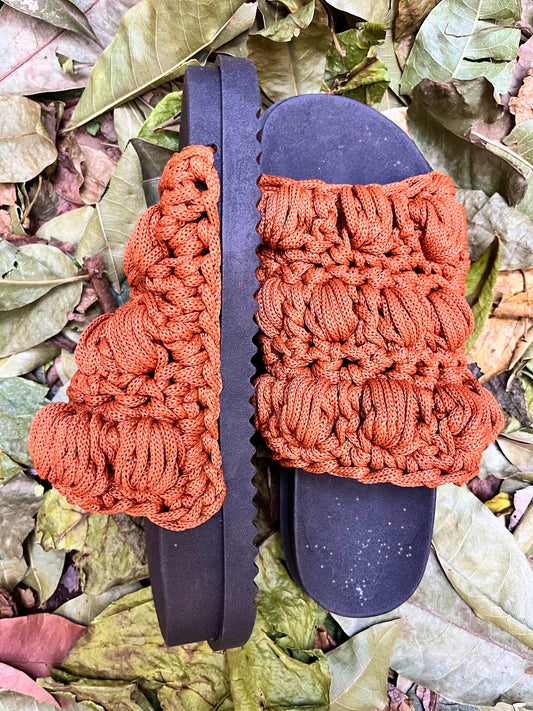 papete em crochê na rua, na chuva, na fazenda | terracota