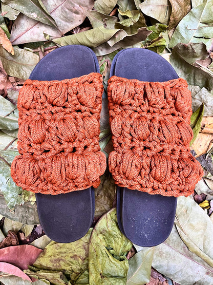 papete em crochê na rua, na chuva, na fazenda | terracota