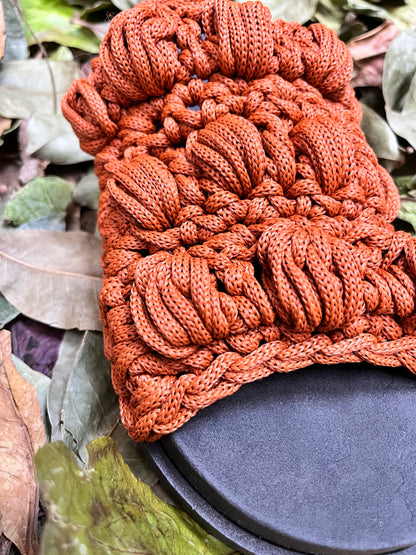 papete em crochê na rua, na chuva, na fazenda | terracota