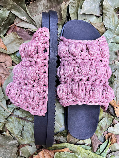 papete em crochê na rua, na chuva, na fazenda | nude