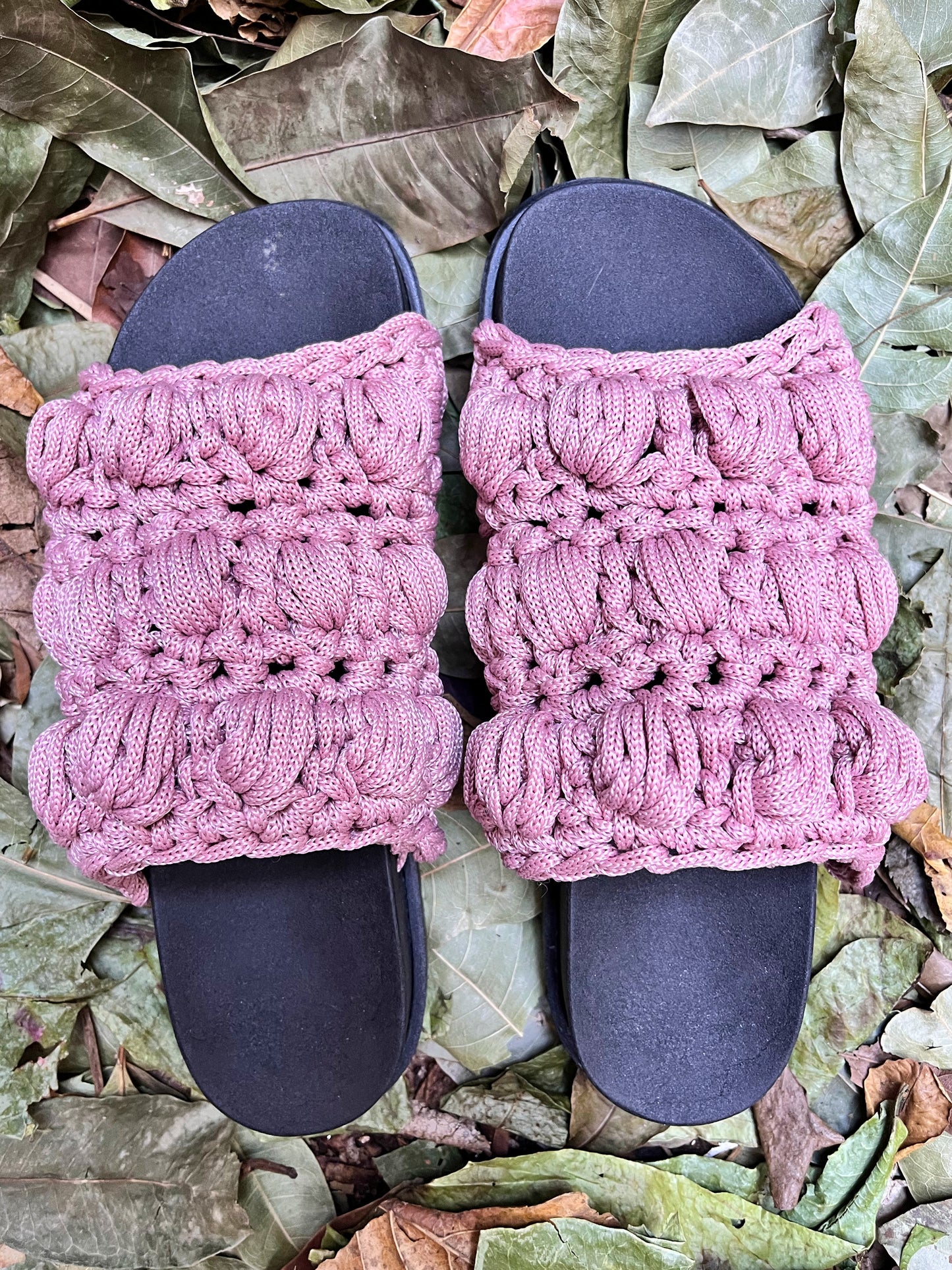 papete em crochê na rua, na chuva, na fazenda | nude